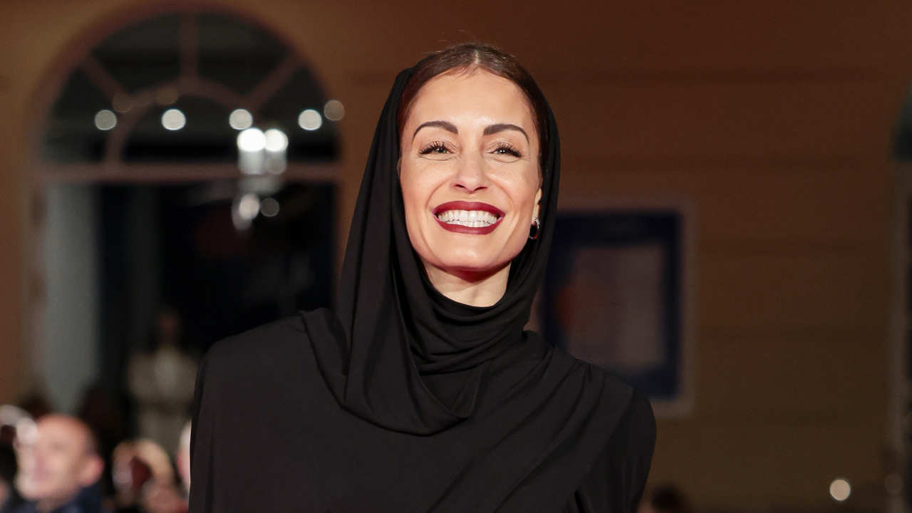 Hiba Abouk arrasa en el Festival de Cine de Málaga con una de las tendencias más atrevidas y actuales del 2024: el vestido con capucha