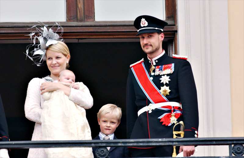 Haakon y Mette-Marit posan junto a los dos hijos que tienen en común. 