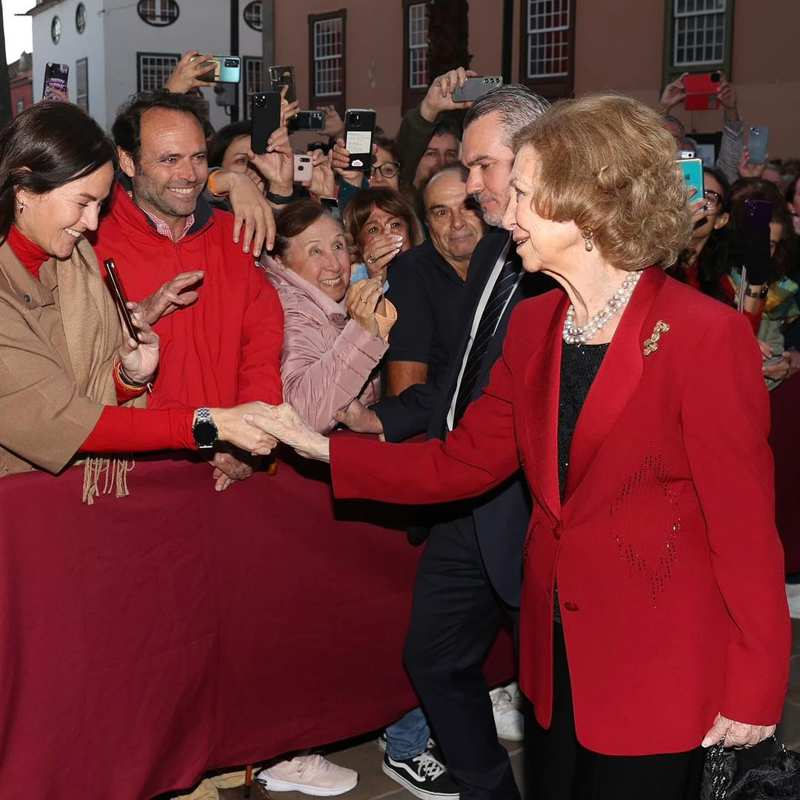 La Reina Sofía, de rojo, acude al concierto en Tenerife
