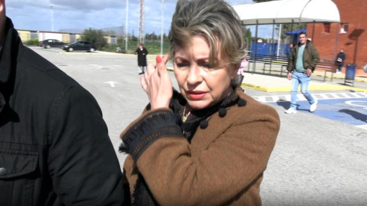 La madre de Antonio Tejado, abatida ante las circunstancias, hace una petición a los medios a su salida de prisión