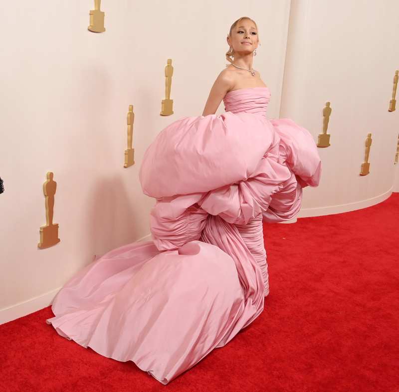 Ariana Grande resplandece de Giambatista Valli en la alfombra roja de los Premios Oscar 2024 