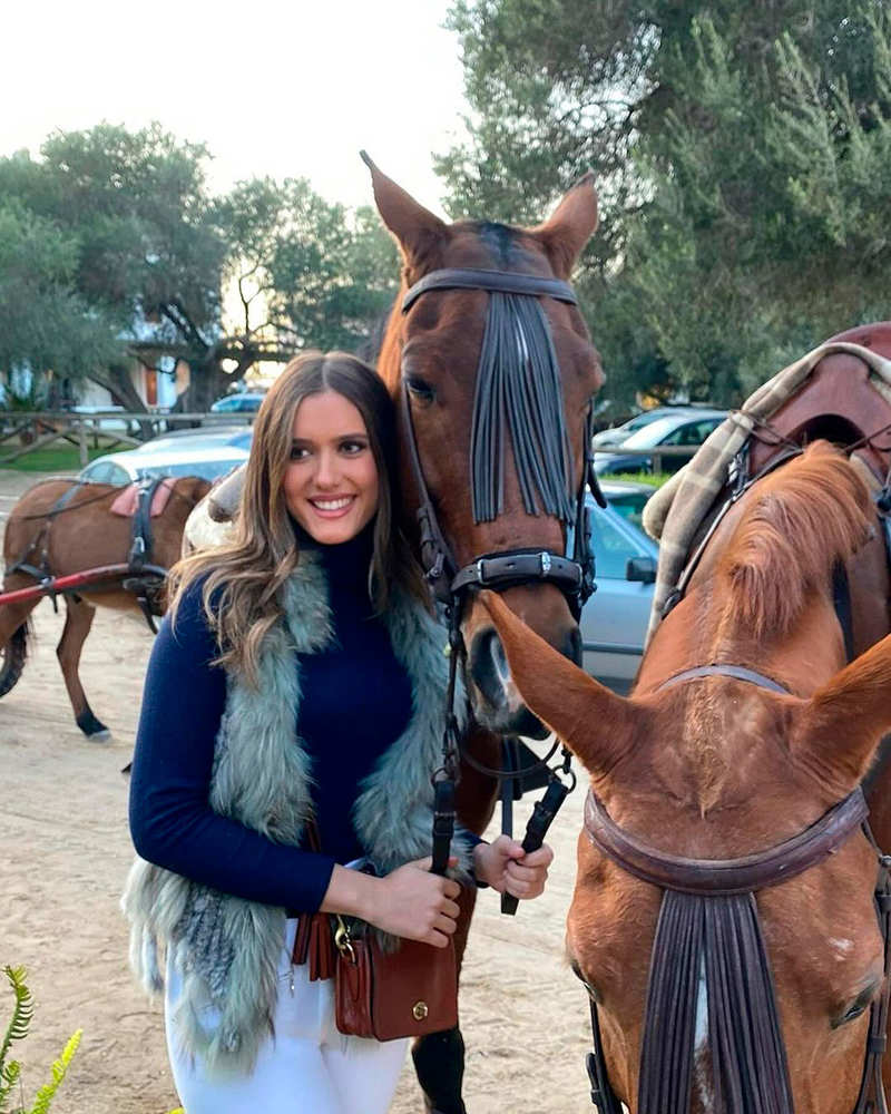 Lucía en una foto con caballos