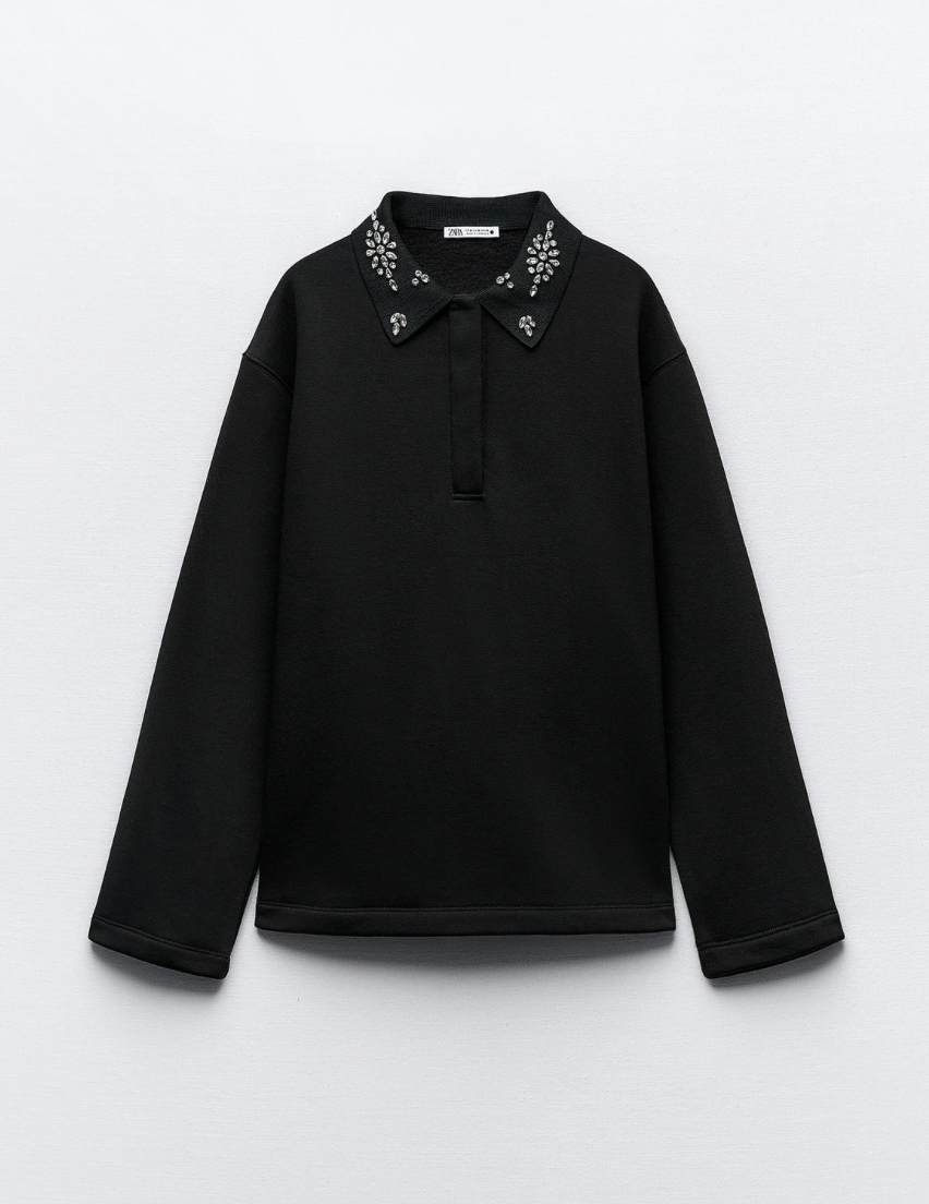 Esta sudadera con cuello polo y detalle de joyas de Zara es una auténtica prenda unisex con detalles femeninos.