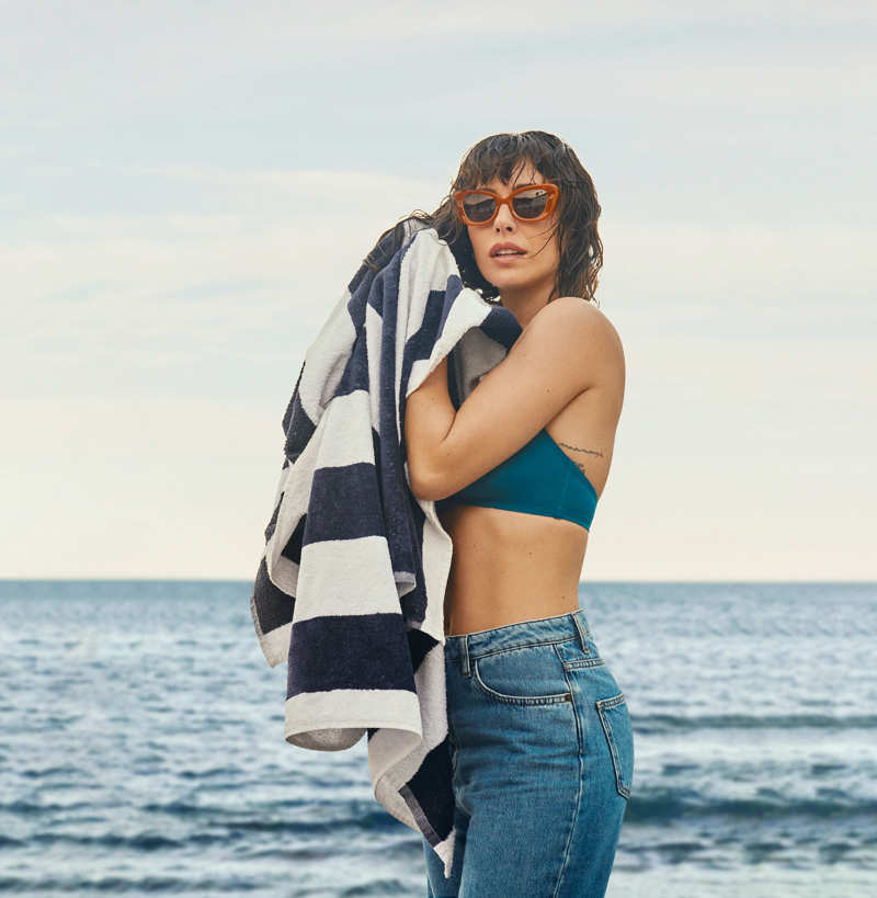 Blanca Suárez posa en la playa con sus gafas de Mr  Boho