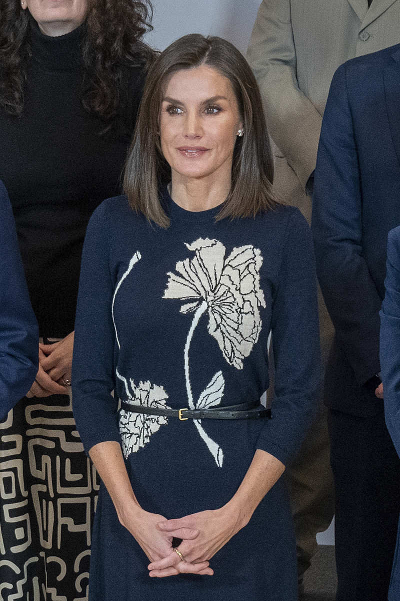 La reina Letizia destaca silueta con un fino cinturón combinado con un vestido de punto y detalles florales