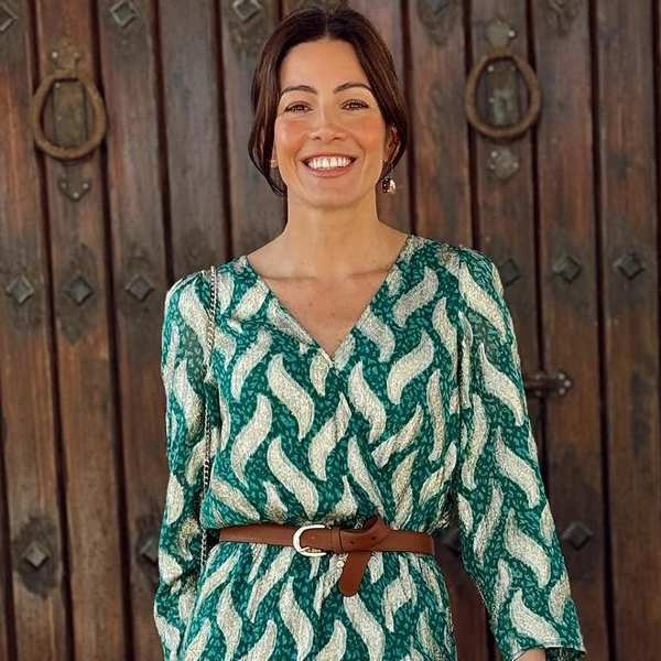 El precioso vestido turquesa de Virginia Troconis con un estampado favorecedor para un look de invitada 