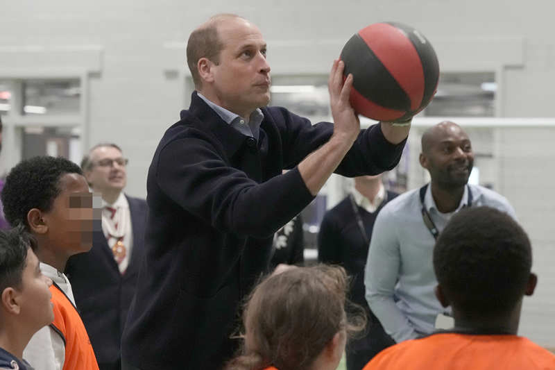 El Príncipe Guillermo jugando a baloncesto