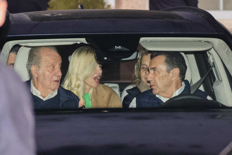 Juan Carlos I y su hija la infanta Elena de camino al restaurante 