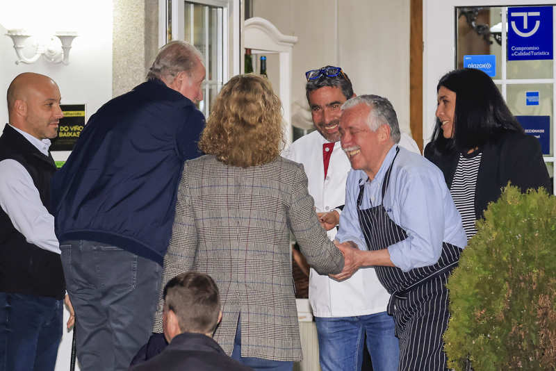 Los propietarios del restaurante Ribadomar recibiendo a Don Juan Carlos y a la infanta