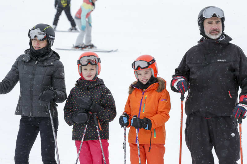Los Reyes Felipe y Letizia esquiando con sus hijas en 2017. 