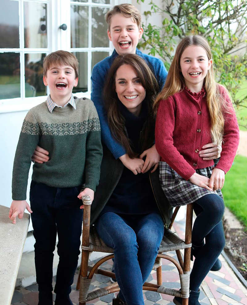 Kate Middleton posa con sus tres hijos.