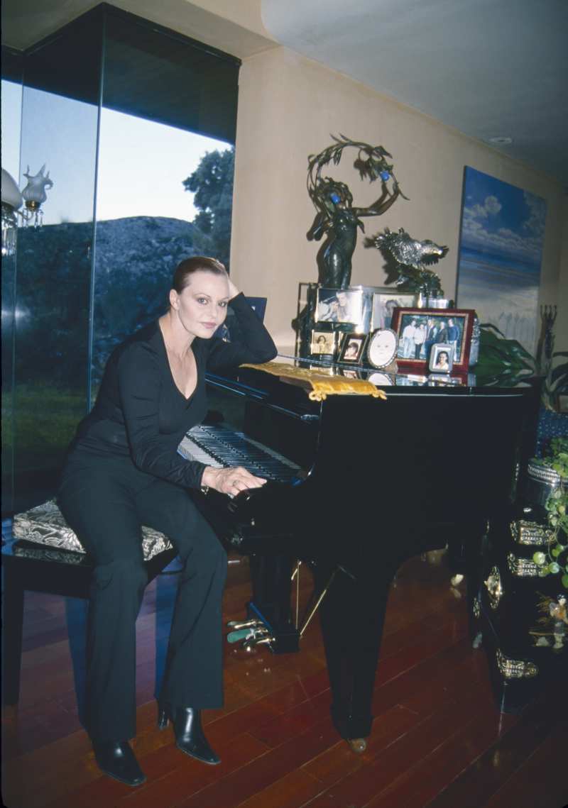 Rocío Dúrcal frente a un piano en su impresionante finca