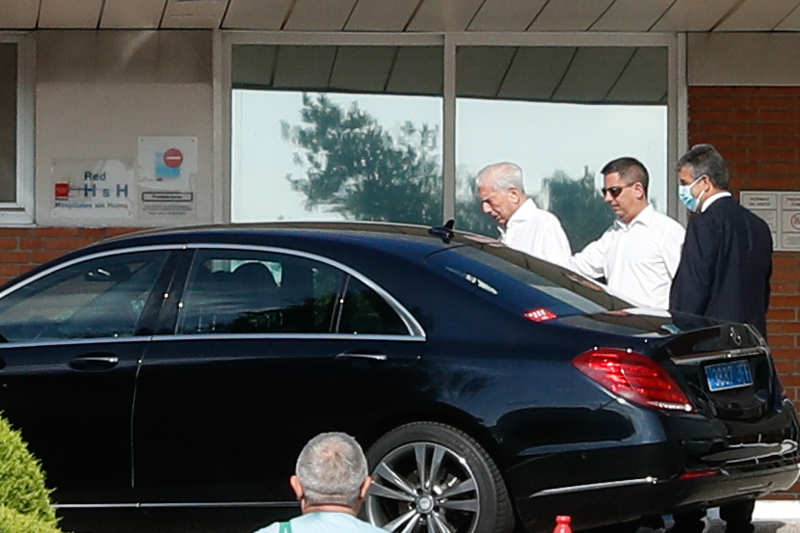 Vargas Llosa en la salida de su visita en la clínica Ruber
