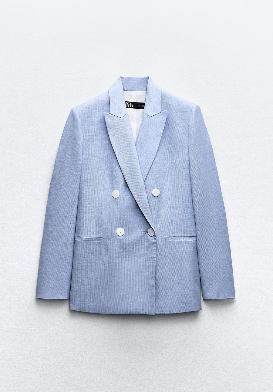 Esta blazer de Zara, con doble botonadura y azul bebé es una auténtica tendencia de primavera