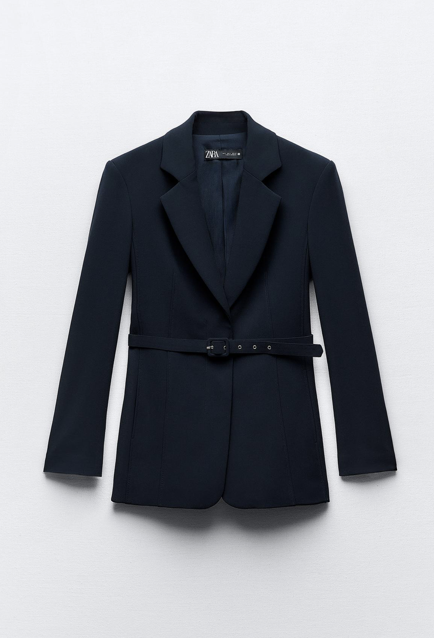 Esta blazer de Zara con cinturón marcará tu silueta allá donde vayas.