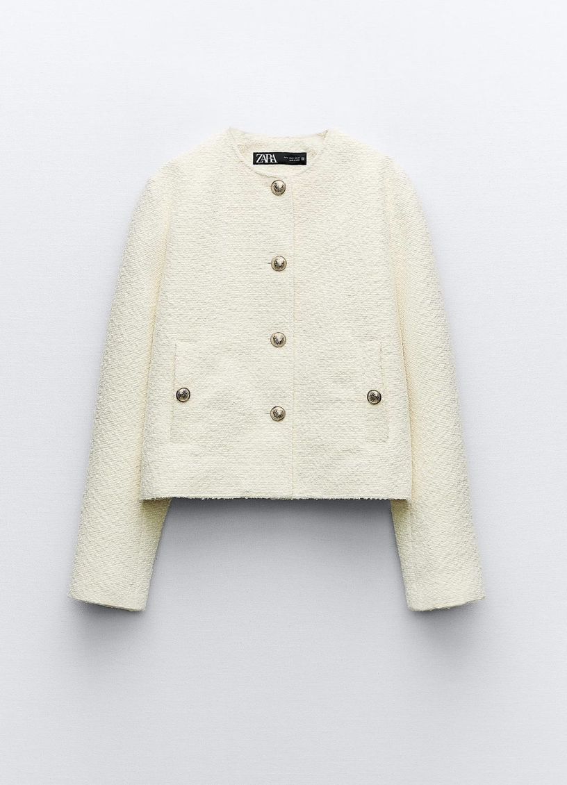 Esta chaqueta austriaca en color blanco transmite elegancia y sofisticación