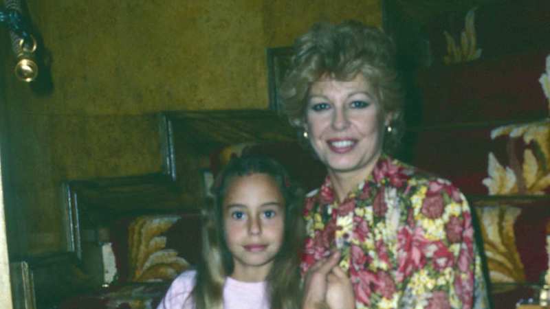 Lara Dibildos y su madre en su ático de Madrid