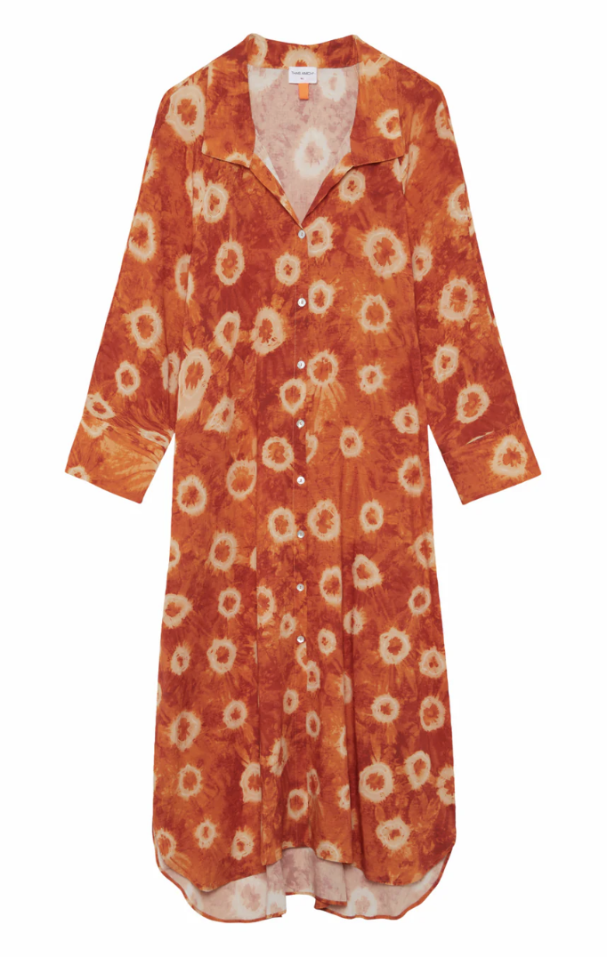 Este vestido camisero con estampado tie-dye es muy versátil para tus looks de verano