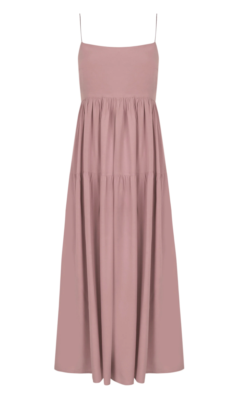 Este vestido está enfundado en un color 'baby pink' ideal para lucir en verano o en primavera