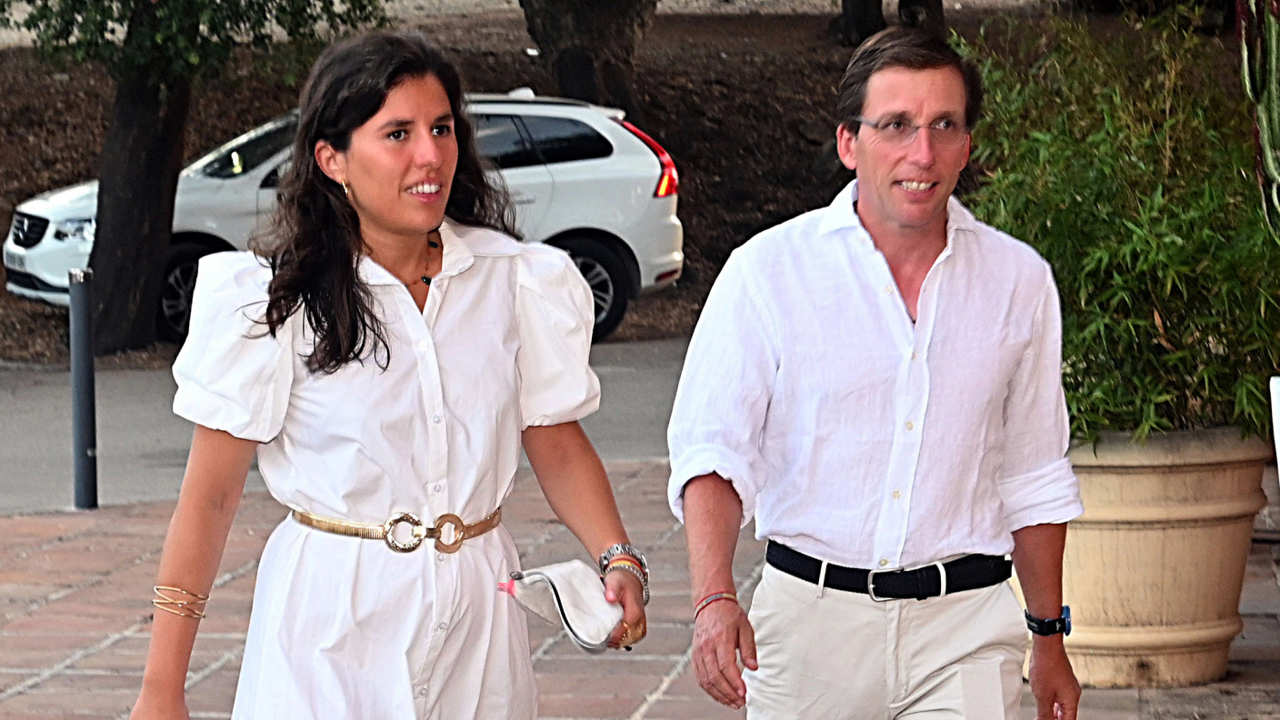 La lista de bodas de Almeida y Teresa que asciende a 85.000 euros: Una alfombra de siete mil, vajillas exclusivas y hasta una barbacoa