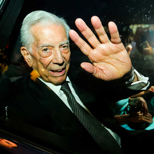 Vargas Llosa saludando desde el coche en la boda de su hija Josefina Vargas (2023)