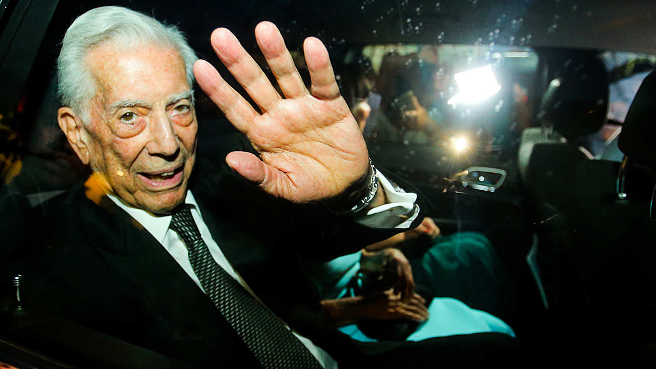 Vargas Llosa saludando desde el coche en la boda de su hija Josefina Vargas en 2023