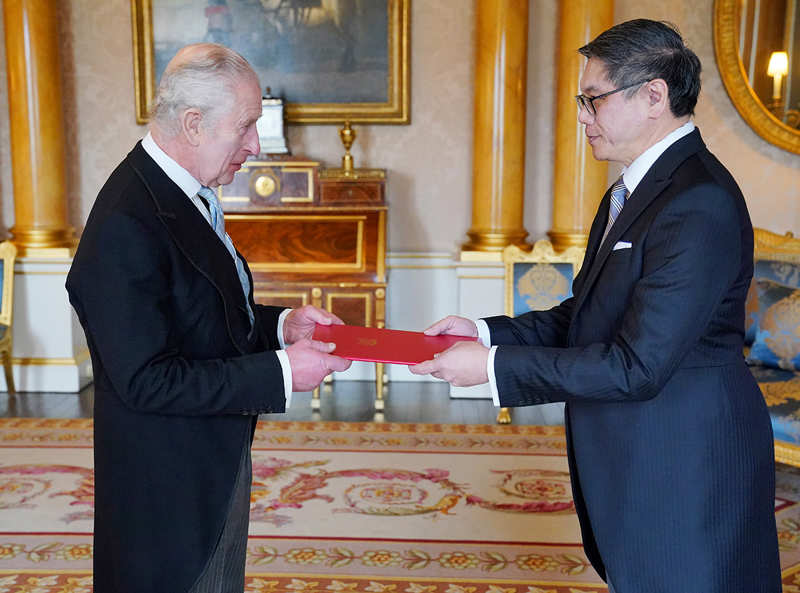 El Rey Carlos en el Palacio de Buckingham