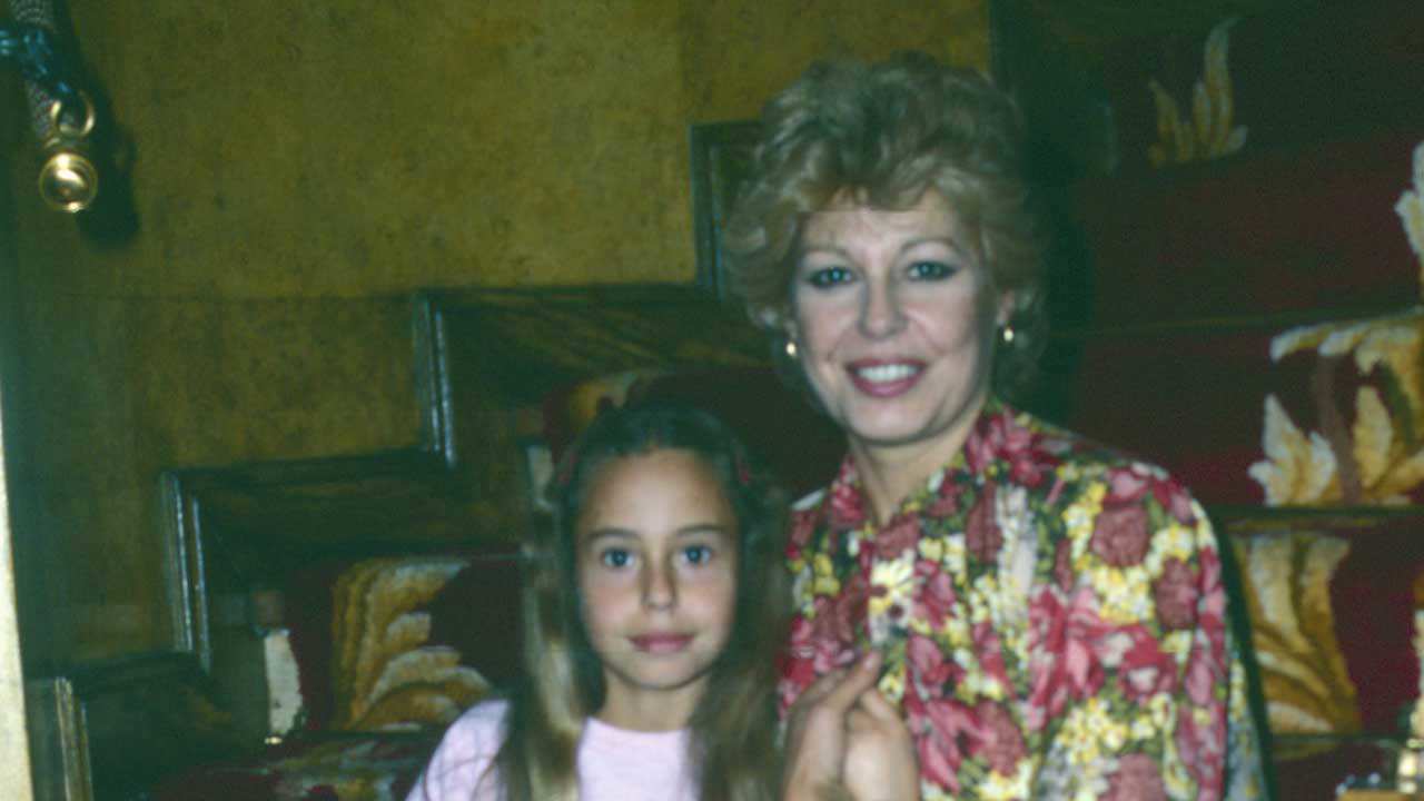 Lara Dibildos y su madre en su casa de Madrid