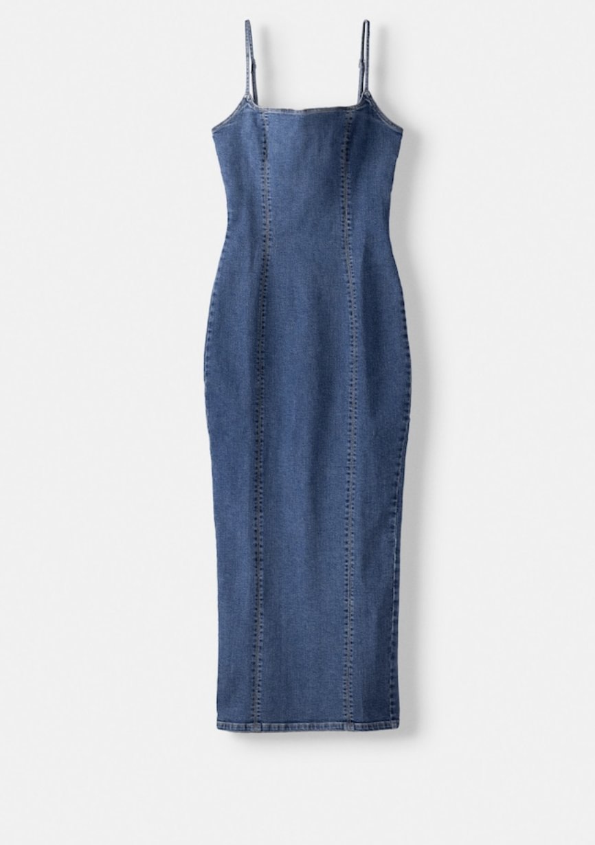 Este vestido de tubo con tirantes y abertura trasera es ideal para completar un look de inspiración noventera