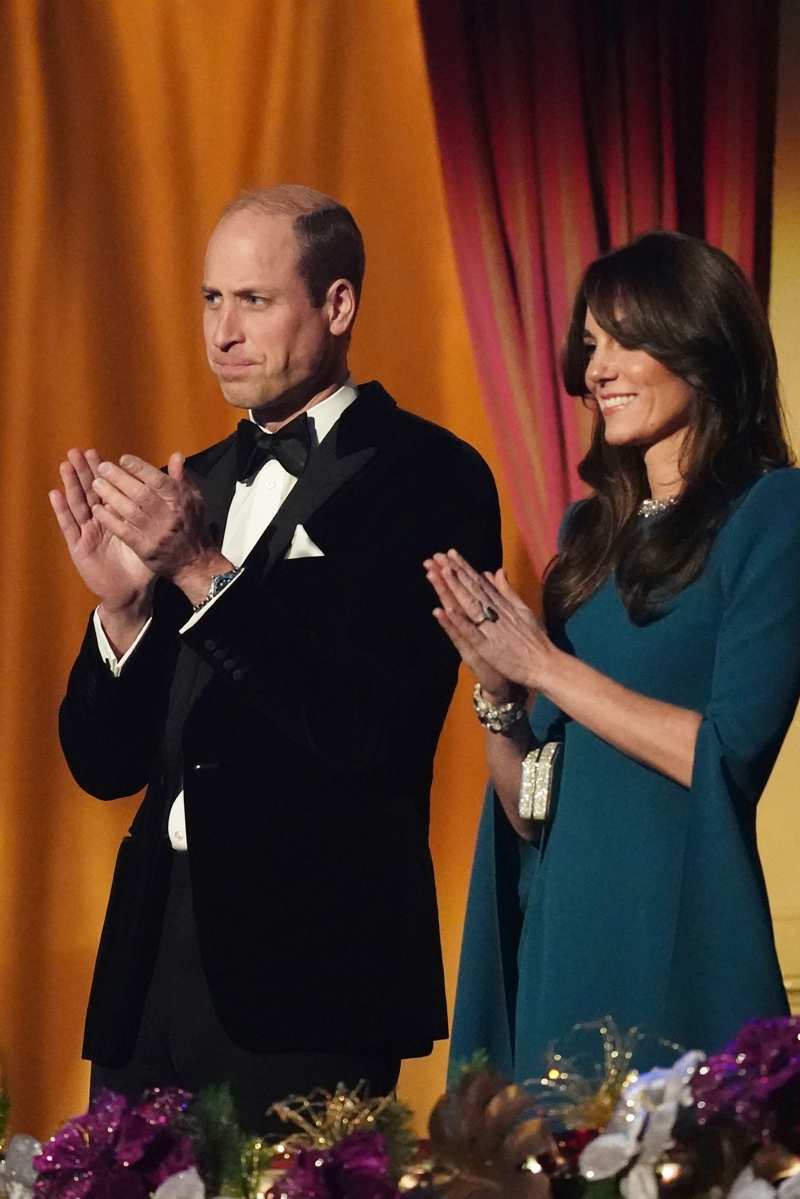 Kate Middleton y Guillermo de Gales, ella con la joya de su difunta suegra en la mano