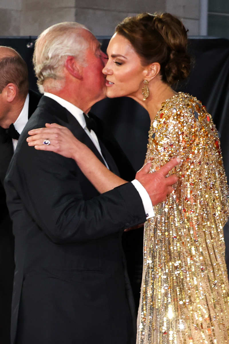 Kate Middleton saluda cariñosamente a Carlos III. 