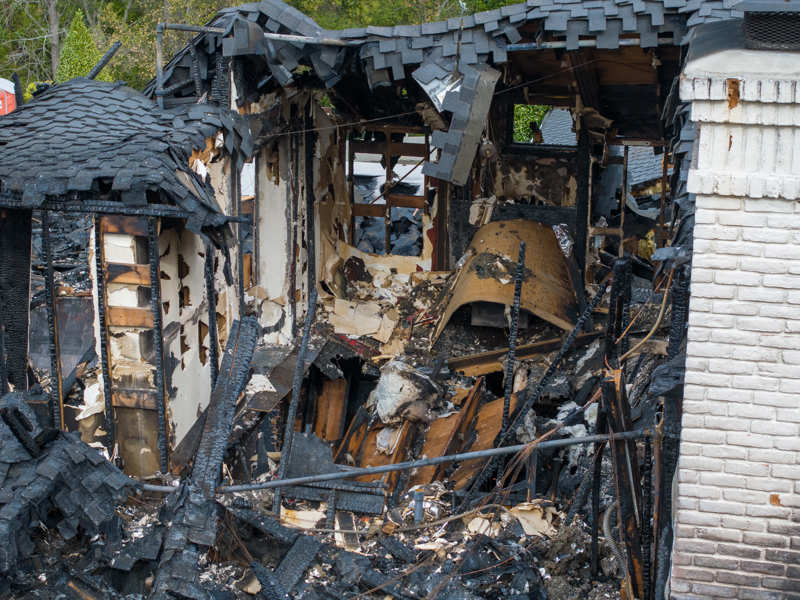 Las impactantes imágenes de la mansión de Cara Delevingne devorada por un incendio