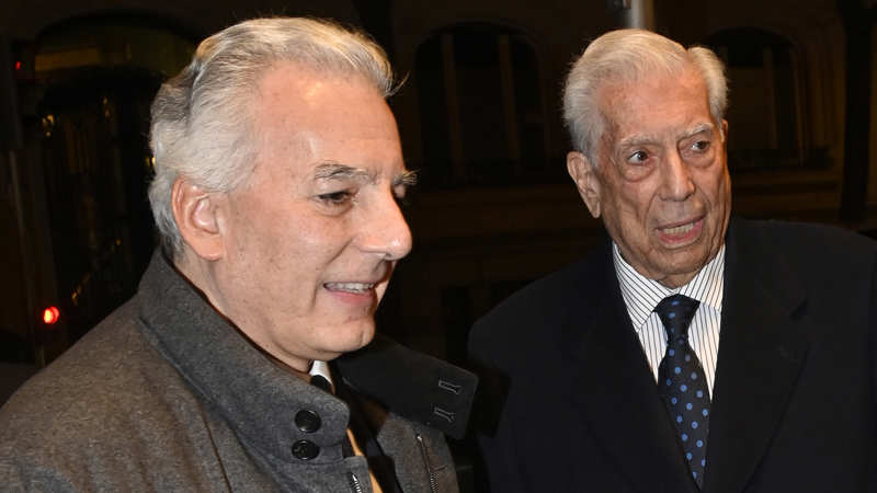 Mario Vargas Llosa y su hijo Mario en un evento