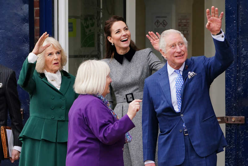 El Rey Carlos III, Camilla y Kate Middleton en una foto de archivo