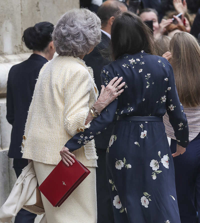La Reina Letizia y la Reina Sofía hacen las paces en la Misa de Pascua