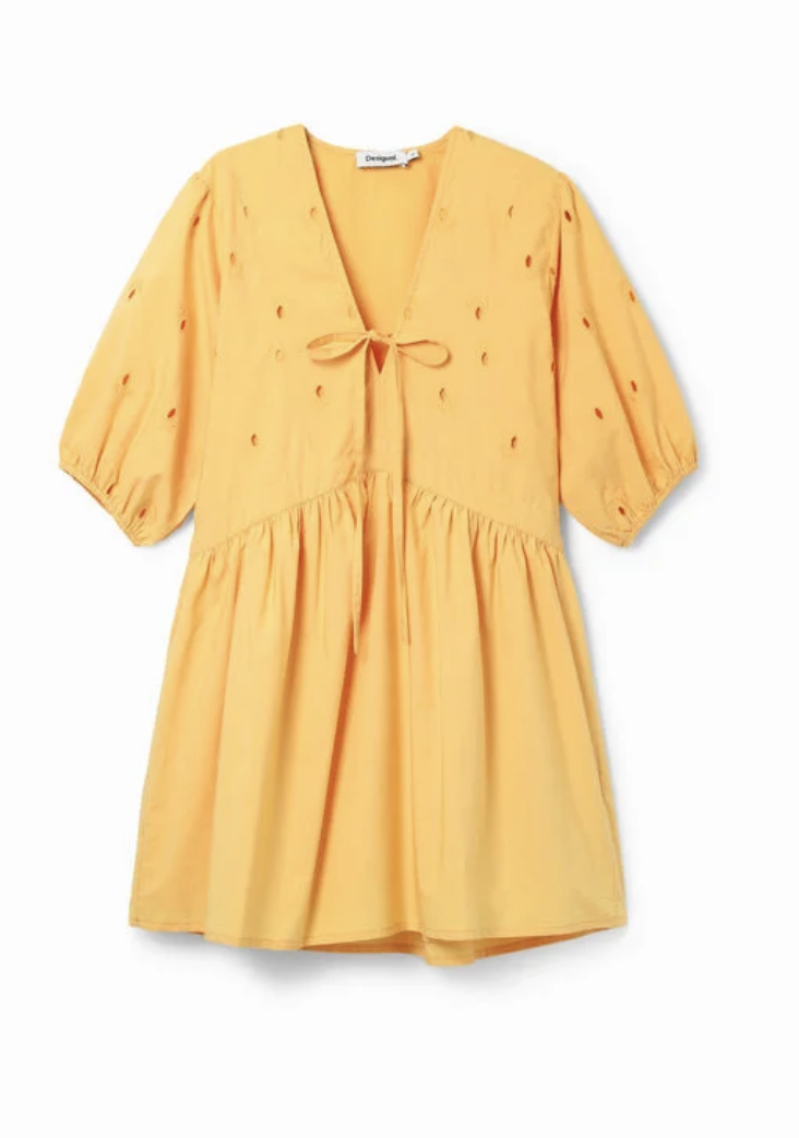 Este vestido mini con tejido popelín y en color naranja es ideal para empezar a crear looks para este verano