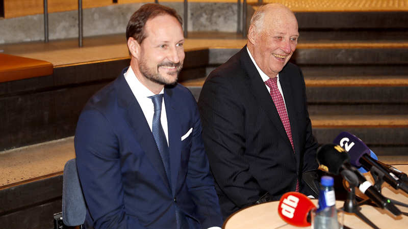El Rey Harald, muy sonriente junto a su hijo, el Príncipe Haakon de Noruega