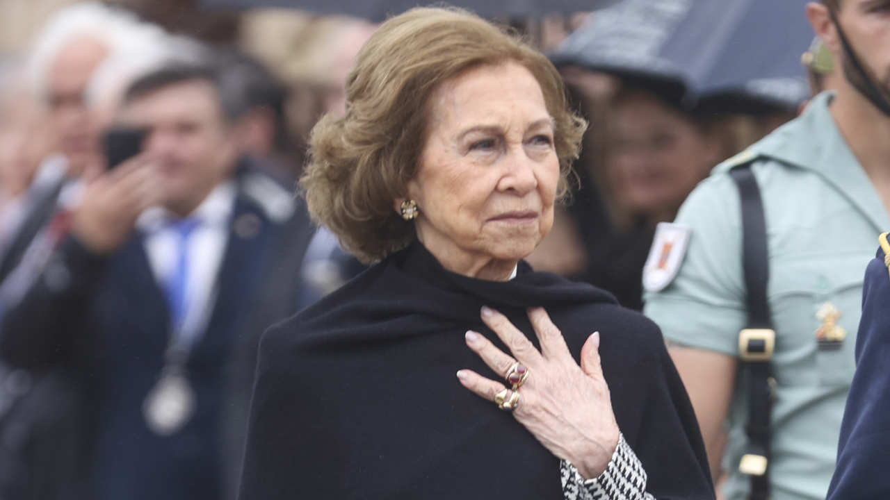 La Reina Sofía causa sensación en Málaga con una blazer que puedes clonar por menos de 40 euros