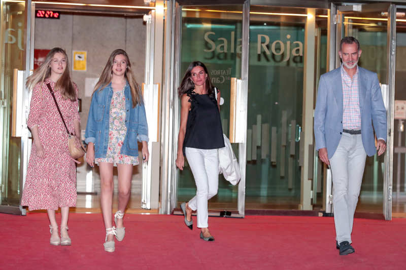 Los Reyes Felipe y Letizia junto a sus hijas salen de los Teatros del Canal de Madrid. 