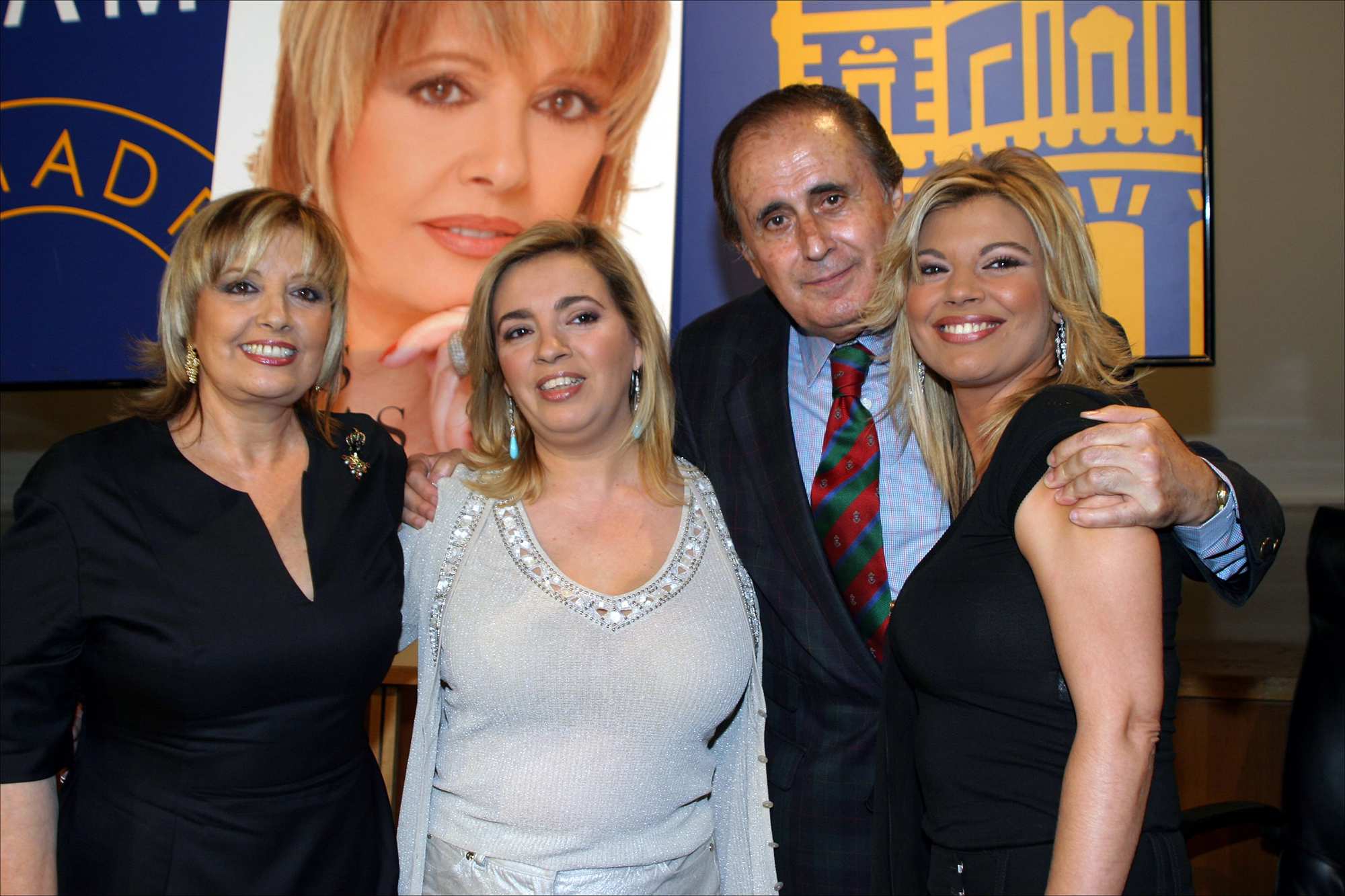 Carmen Borrego posa con María Teresa Campos y Terelu. 