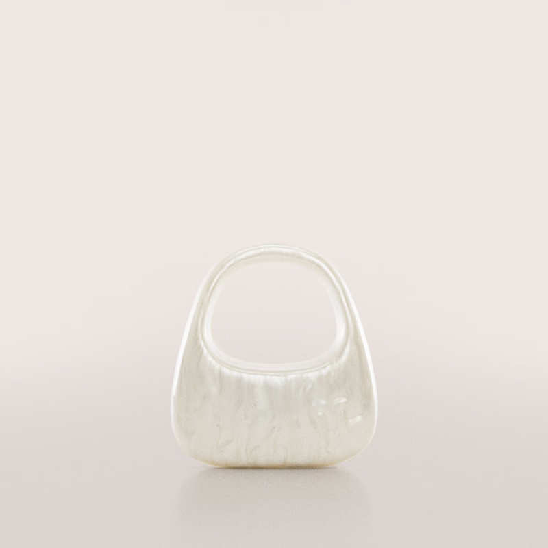 Bolso clutch efecto perlado de Mango 60 euros 