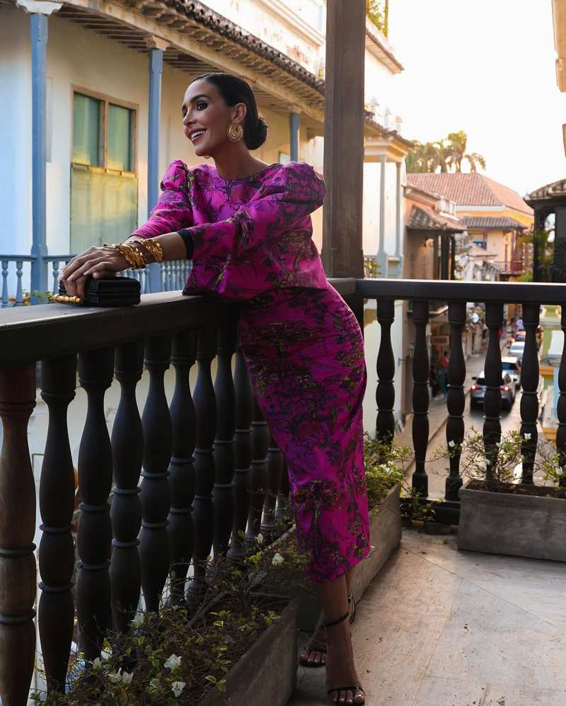 La falda midi de tiro alto súper ajustada del último look de Rocío Osorno 