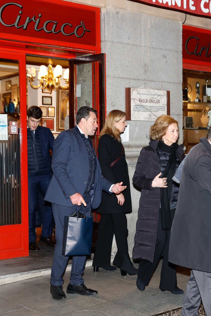La infanta Cristina y la Reina Sofía abandonando las inmediaciones de uno de los restaurantes más castizos de la capital