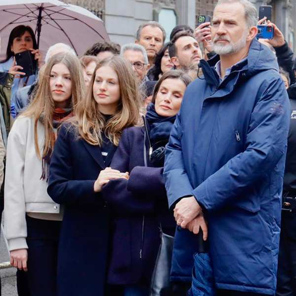 Los Reyes Felipe y Letizia junto a sus hijas en una procesión de Madrid. 