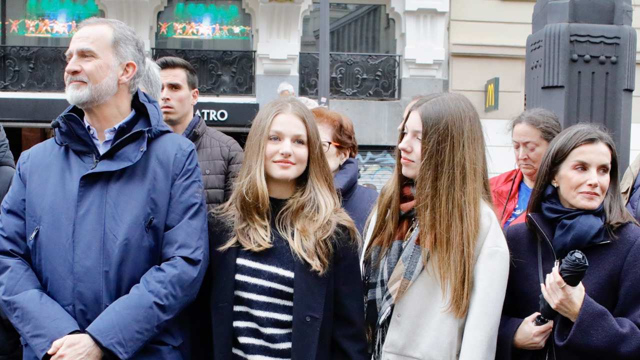 Los Reyes Felipe y Letizia y sus hijas en la Semana Santa de Madrid. 
