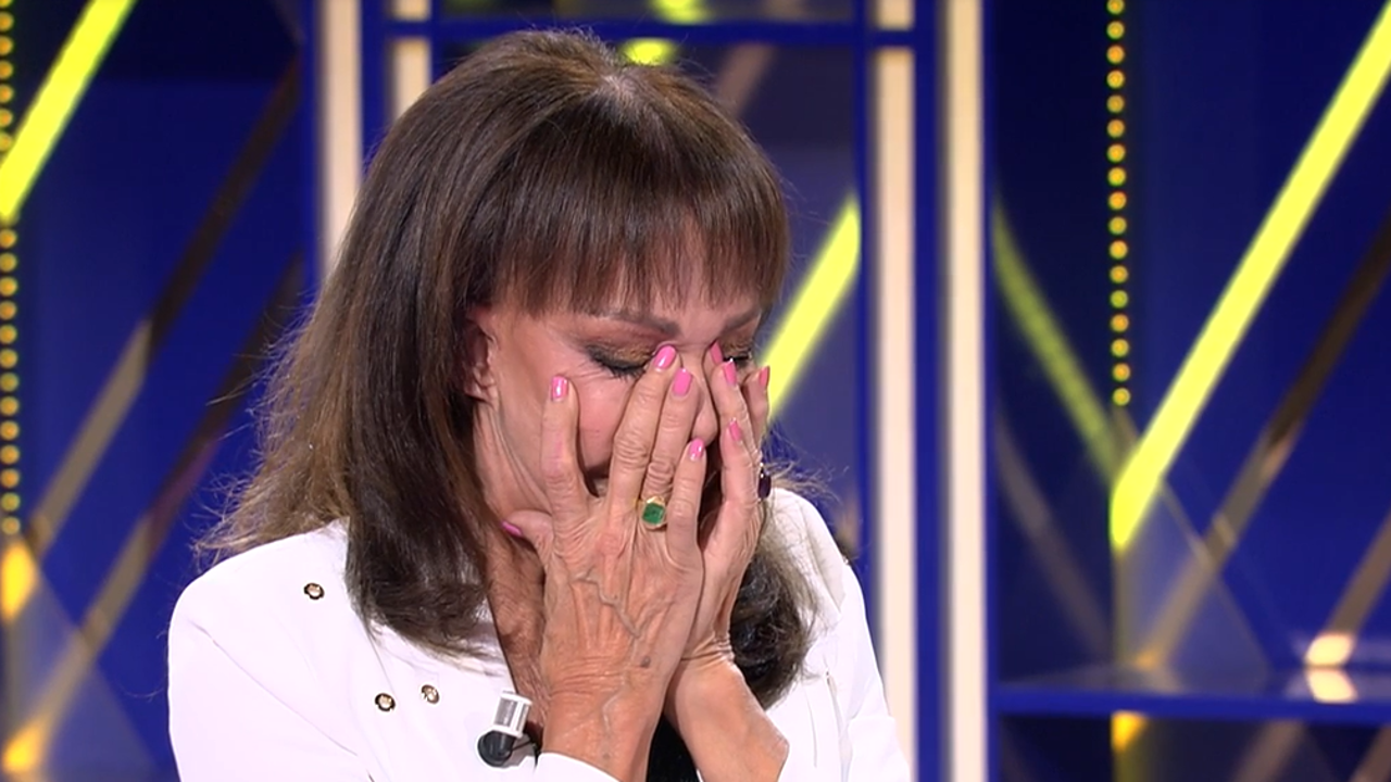 María Ángeles Grajal, rota en lágrimas en el plató de '¡De Viernes!'. 