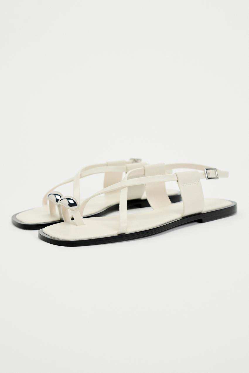 Sandalia plana tiras adorno meta´lico de Zara 29,95 euros