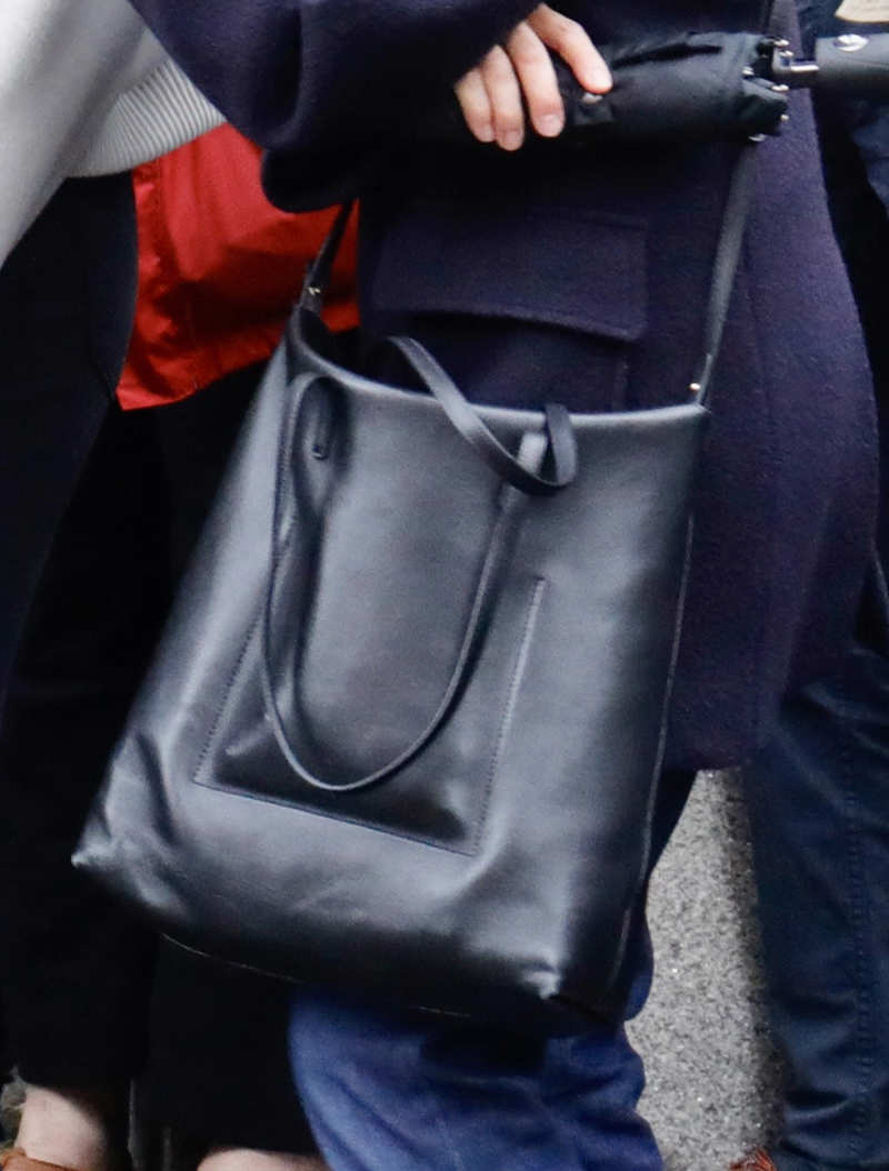 La Reina Letizia con bolso de Massimo Dutti
