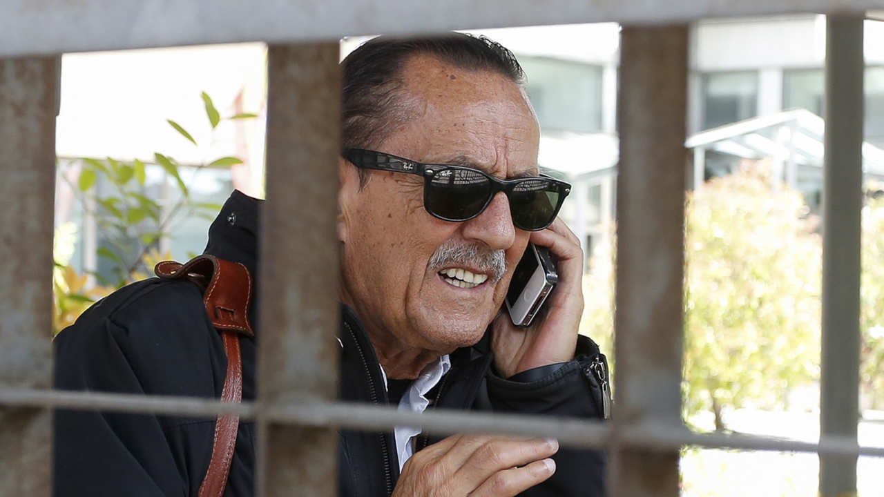 Julián Muñoz con un teléfono móvil