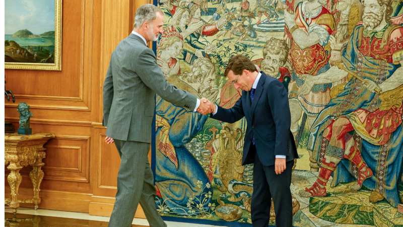 El Rey Felipe VI saluda al alcalde de Madrid, Martínez Almeida, durante un acto público